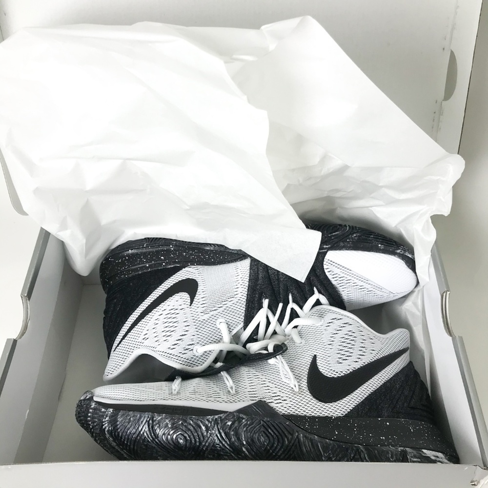 NEW Nike Kyrie 5 Basketball Oreo Sneakers - Picture 7 of 8
